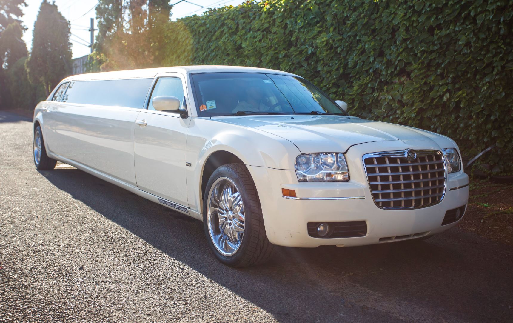 White Limo Portland - JMI Limousine Chrysler 300