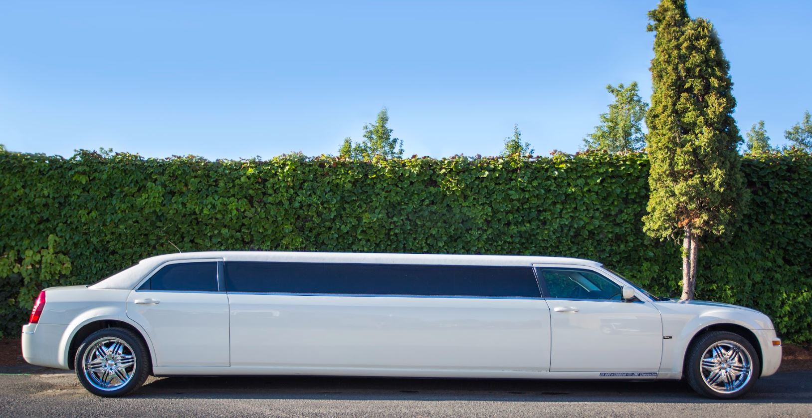 White Limo Portland Oregon - JMI Limousine Chrysler 300