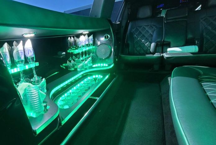 White Lincoln Limousine Portland Oregon - JMI Limo Service